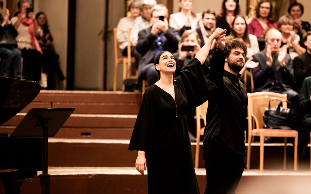 Asmik Grigorian und Lukas Geniusâs bei tosendem Applaus nach ihrem Debüt im Großen Saal des Musikvereins